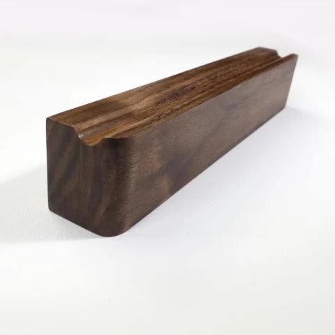 Sleek Magnetic Key Holder – Solid Hardwood & Minimalist Design2